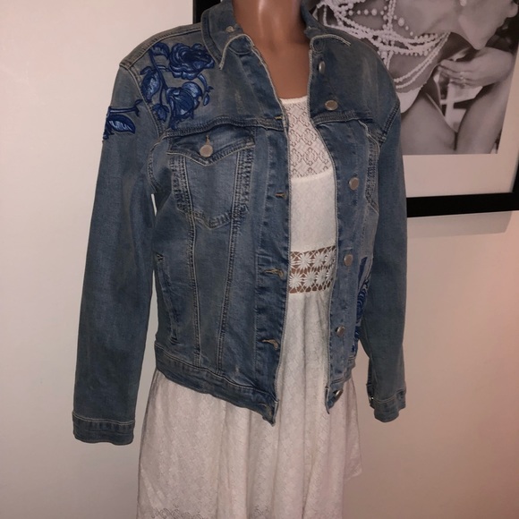 BLANK NYC| Jean jacket with floral embroidery| S - Picture 2 of 8